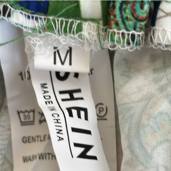 SHEIN Scarf Print Shorts and Top Set - Picture 4 of 5